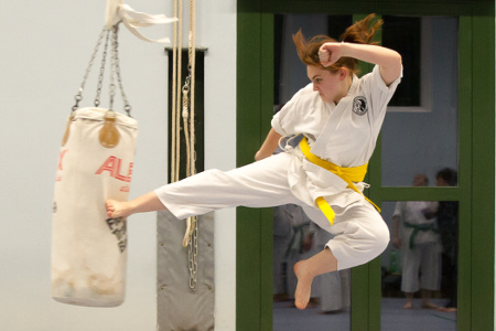 Karatetraining: Yoko-Tobi-Geri gegen Sandsack