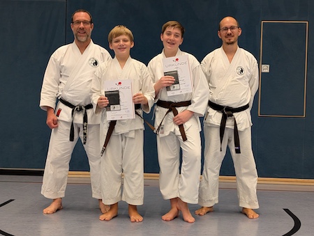 Die erfolgreichen Prüflinge zum Braungurt