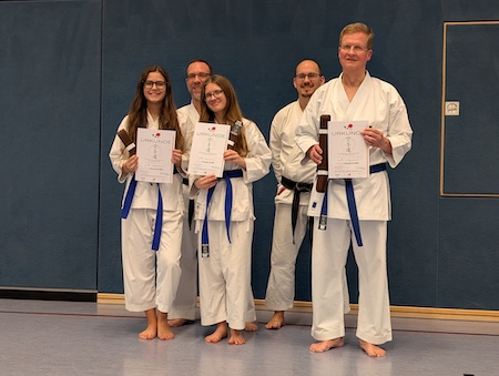 Prüflinge zum Braungurt mit Prüfern