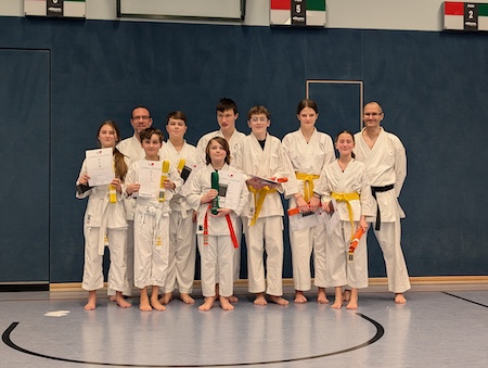 Prüflinge in der Unterstufe mit Prüfern