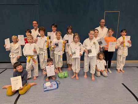 Prüflinge der Unterstufe mit Prüfern